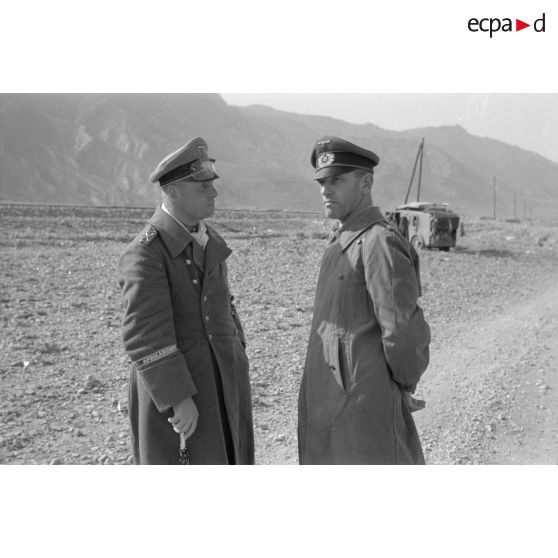 Le maréchal Rommel discute avec le général (Generalmajor) Gause.