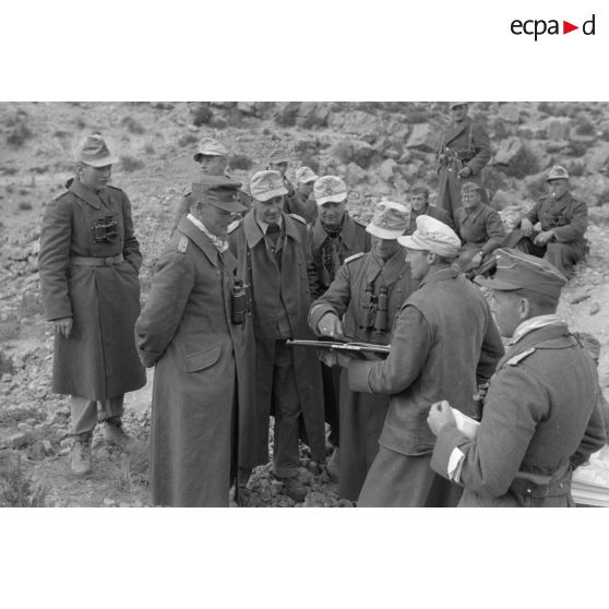 Le colonel (Oberst) Menton, commandant le Panzer Grenadier Regiment Afrika (Pz.Gren.Rgt Afrika), à son poste de commandement.