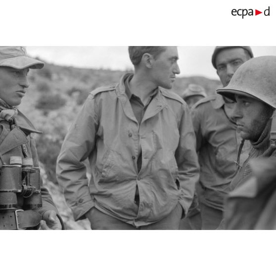 Un Leutnant échange avec des prisonniers américains dont un est légèrement blessé.