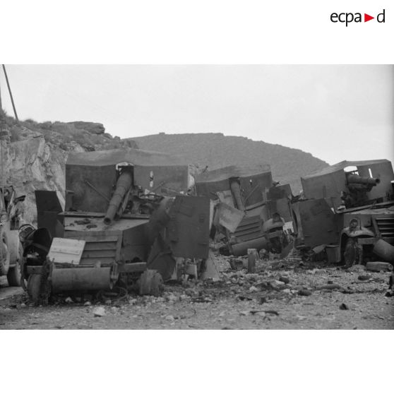 Trois véhicules half-track (APC M2) américains équipés de canons de 75 mm ont été détruits par des mines.