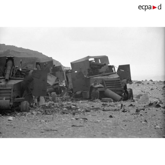 Trois véhicules half-track (APC M2) américains équipés de canons de 75 mm ont été détruits par des mines.