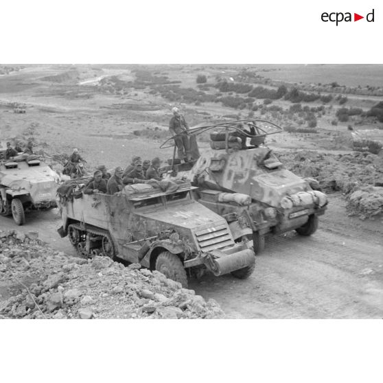 Un half-track M2 de prise est dépassé par un blindé Sd.Kfz-263 et un Sd.Kfz-251/1 de la 5e compagnie du Panzer.Grenadier Regiment (Pz.Gren.Rgt-69).