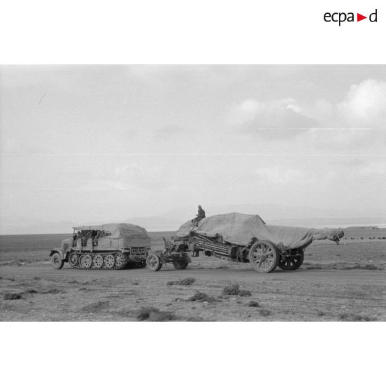 Un canon de 17 cm K18 est tracté par un semi-chenillé SdKfz-8.