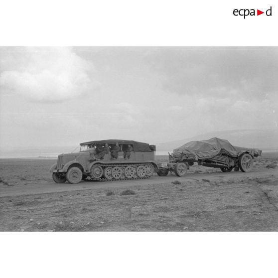 Un canon de 17 cm K18 est tracté par un semi-chenillé SdKfz-8.