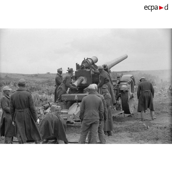 Une pièce de 17 cm K18 appartenant au Afrika-Artillerie-Regiment 2 sous le commandement d'un Leutnant.