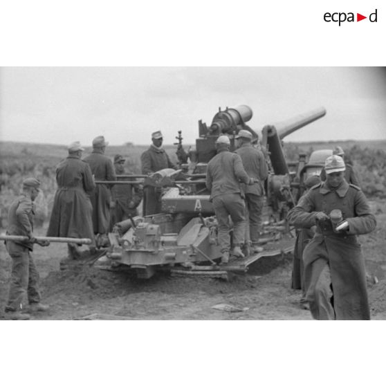 Une pièce de 17 cm K18 appartenant au Afrika-Artillerie-Regiment 2 sous le commandement d'un Leutnant.