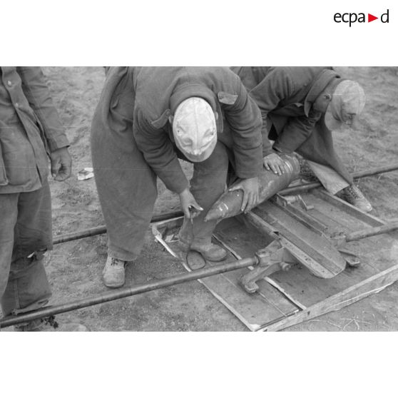 Une pièce de 17 cm K18 appartenant au Afrika-Artillerie-Regiment 2 sous le commandement d'un Leutnant.