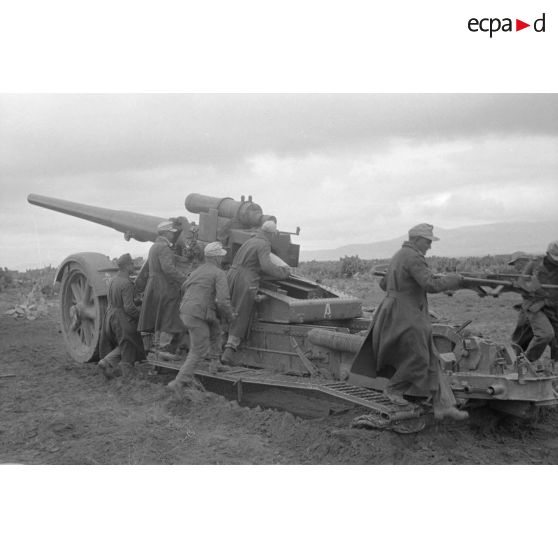 Une pièce de 17 cm K18 appartenant au Afrika-Artillerie-Regiment 2 sous le commandement d'un Leutnant.