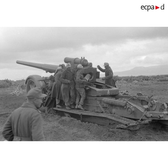 Une pièce de 17 cm K18 appartenant au Afrika-Artillerie-Regiment 2 sous le commandement d'un Leutnant.