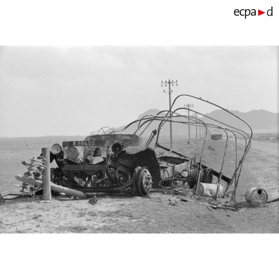 Carcasse d'un camion français détruit sur le bord d'une route.