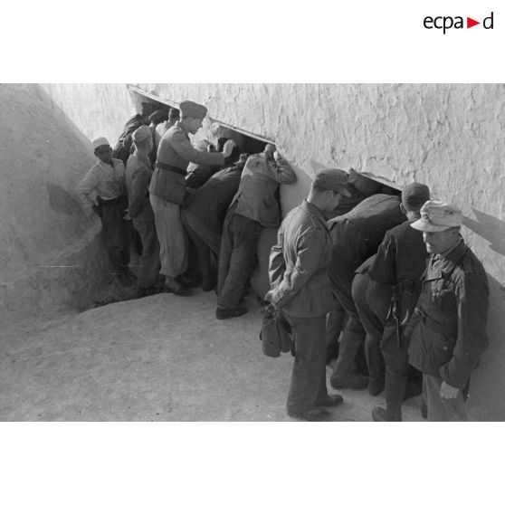 A Tripoli, un attroupement de soldats germano-italiens devant un bâtiment.