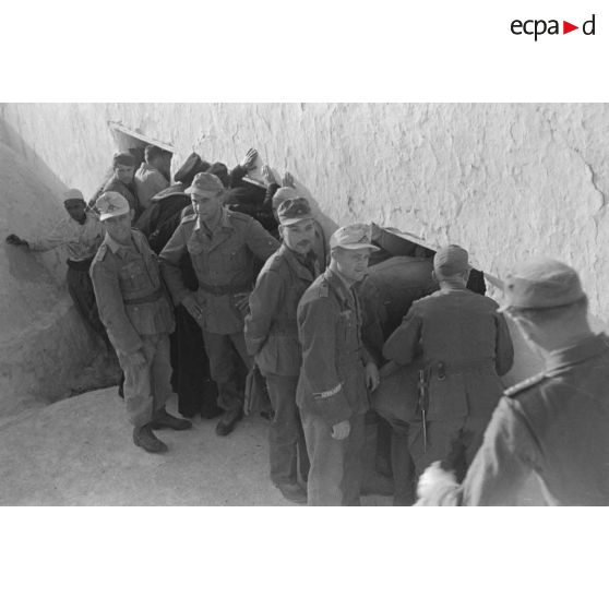 A Tripoli, un attroupement de soldats germano-italiens devant un bâtiment.