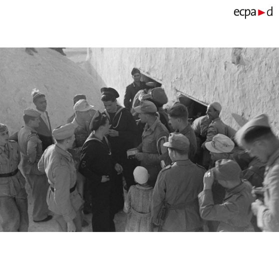 A Tripoli, un attroupement de soldats germano-italiens devant un bâtiment.