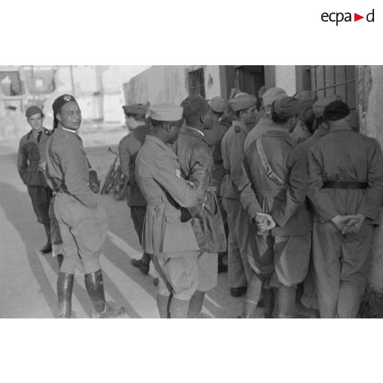 A Tripoli, un attroupement de soldats germano-italiens devant un bâtiment.