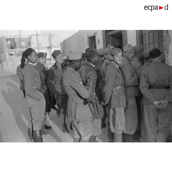 A Tripoli, un attroupement de soldats germano-italiens devant un bâtiment.