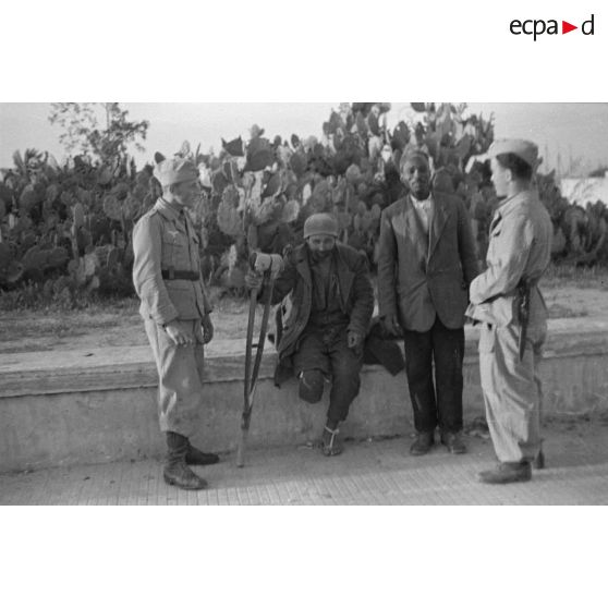 Rencontre entre la population de Tripoli et des soldats de la Luftwaffe.