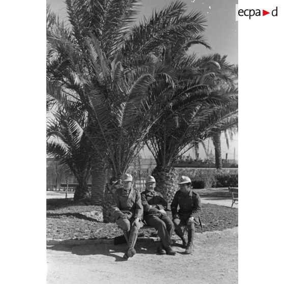 Soldats allemands à proximité du port de Tripoli.