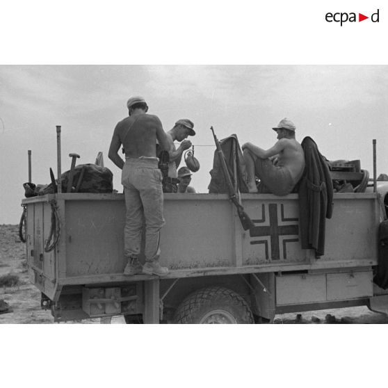 Des soldats de la 21e division blindée allemand (21.Panzer-Division, 21-Pz.Div.) s'installent à bord d'un camion Chevrolet WA de prise qui démarre.