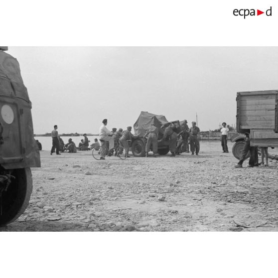 Sur le quai de Tripoli, le déchargement et attelage d'un canon de 2 cm FlaK 30.