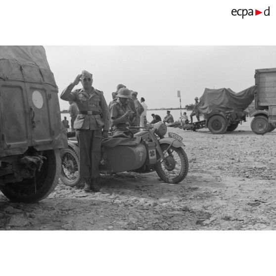 Sur un quai du port de Tripoli, un side-car allemand BMW immatriculé WL-462 622 portant l'insigne de la 19.FlaK-Division.