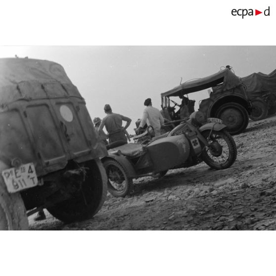 Sur un quai du port de Tripoli, un side-car allemand BMW immatriculé WL-462 622 portant l'insigne de la 19.FlaK-Division.