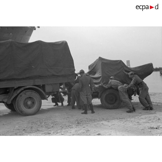 Sur le quai de Tripoli, le déchargement et attelage d'un canon de 2 cm FlaK 30.