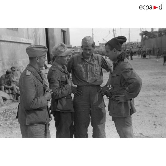 Dans le port de Tripoli, deux soldats allemands et deux Italiens.