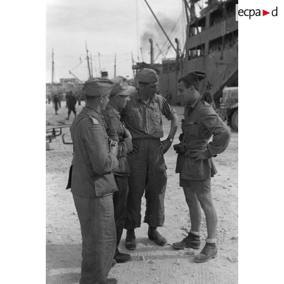 Dans le port de Tripoli, deux soldats allemands et deux Italiens.