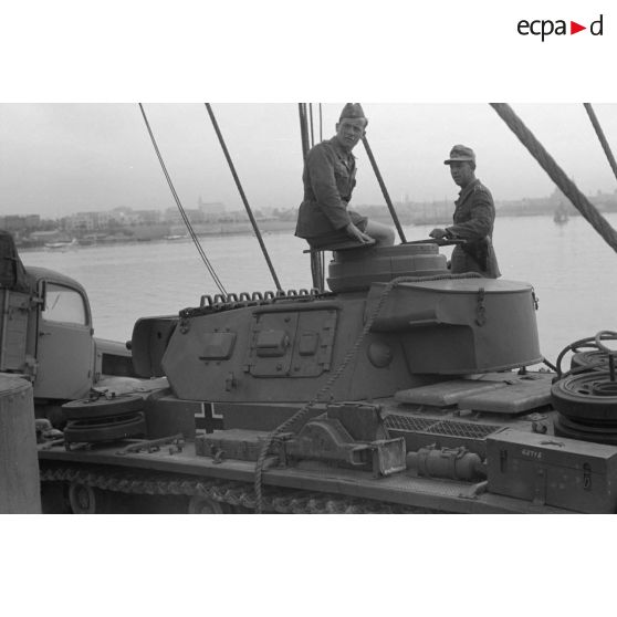 Dans le port de Tripoli, le déchargement d'un Panzer III.