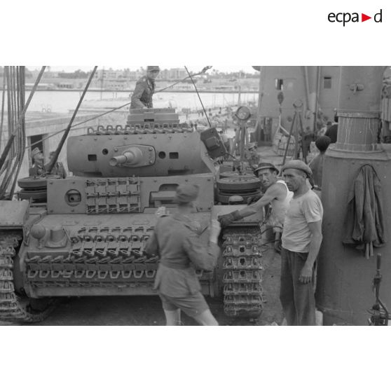 Dans le port de Tripoli, le déchargement d'un Panzer III.