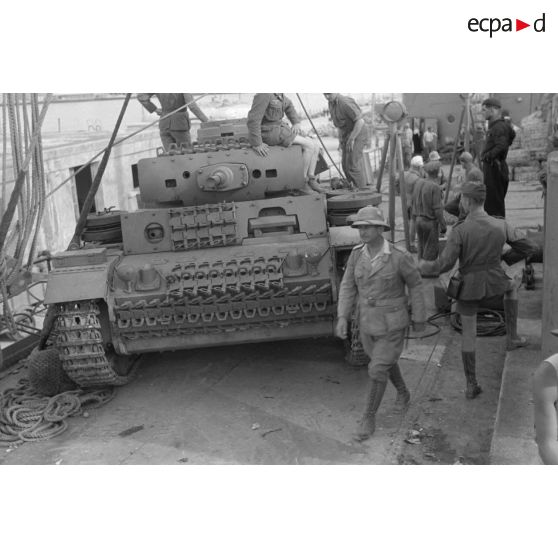 Dans le port de Tripoli, le déchargement d'un Panzer III.