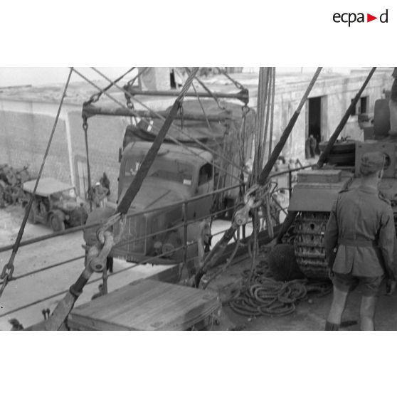 Dans le port de Tripoli, le déchargement d'un Panzer III.