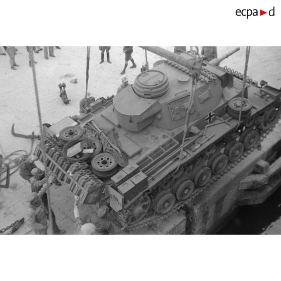 Dans le port de Tripoli, le déchargement d'un Panzer III.