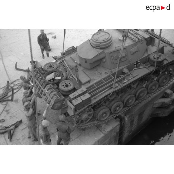 Dans le port de Tripoli, le déchargement d'un Panzer III.