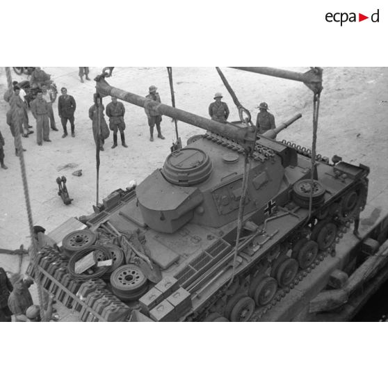 Dans le port de Tripoli, le déchargement d'un Panzer III.