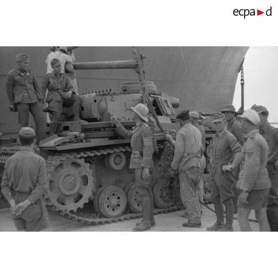 Dans le port de Tripoli, le déchargement d'un Panzer III.