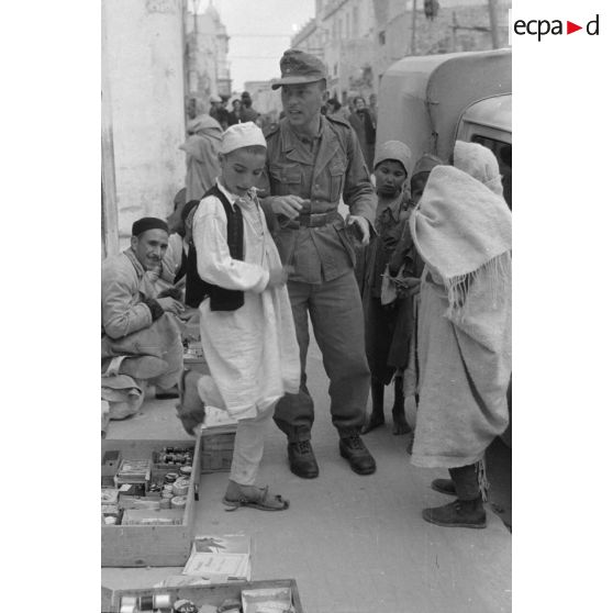 A Tripoli, rencontres et achats dans le marché.