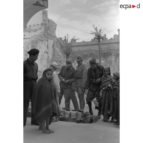 A Tripoli, rencontres et achats dans le marché.