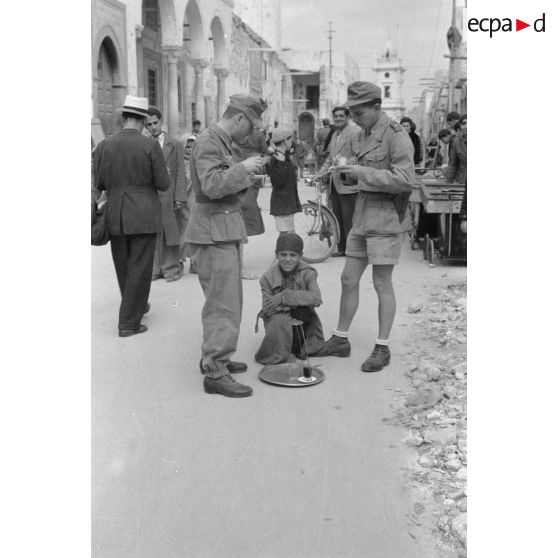 A Tripoli, rencontres et achats dans le marché.