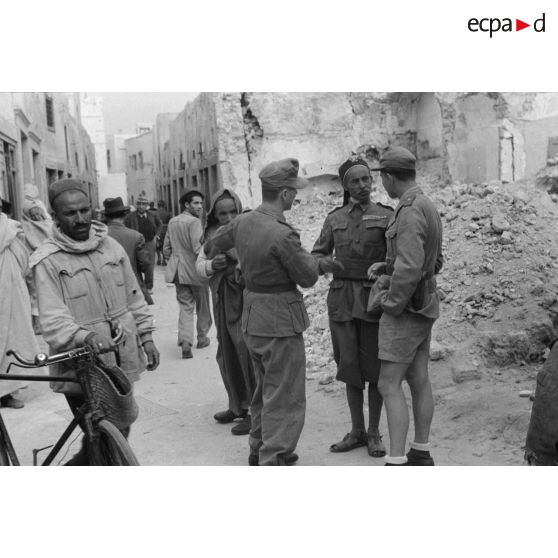 A Tripoli, rencontres et achats dans le marché.