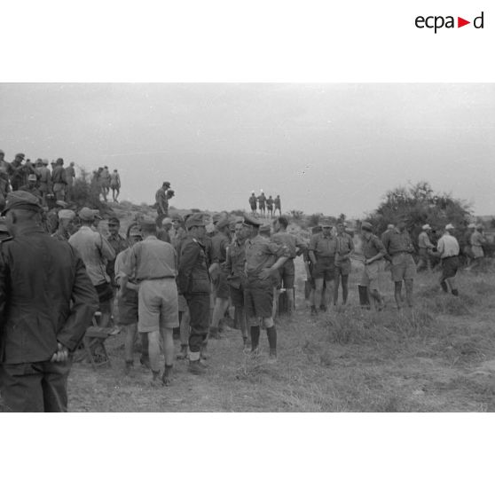 L'assistance se lève à l'issue du spectacle. Au centre, le général von Bismarck discute avec un officier subalterne.