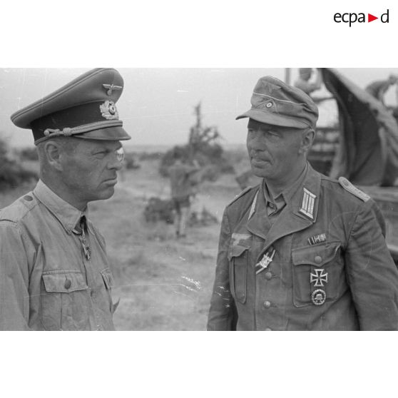 Le général (Generalmajor) Georg von Bismarck, commandant la 21-Pz.Div., converse avec un Oberleutnant.