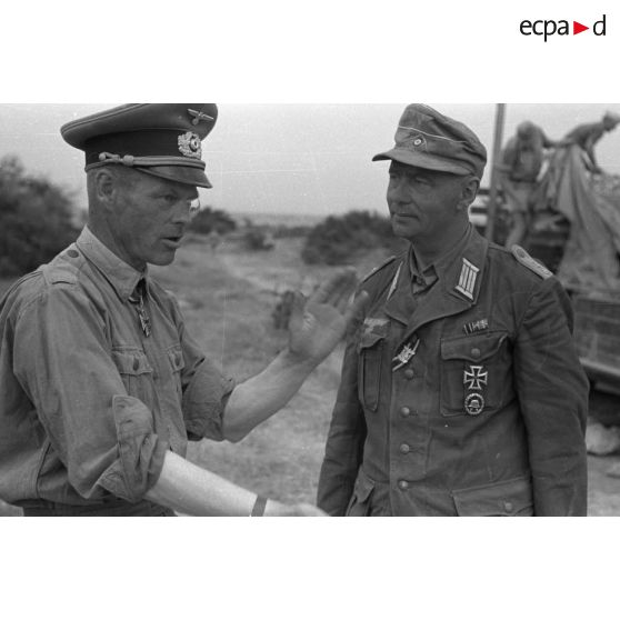 Le général (Generalmajor) Georg von Bismarck, commandant la 21-Pz.Div., converse avec un Oberleutnant.