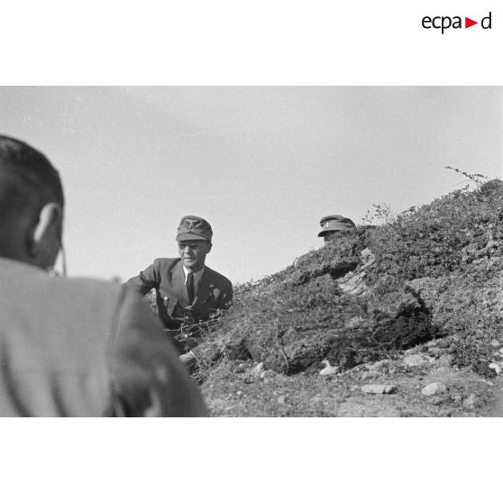 Josef Terboven se fait présenter les positions allemandes par un général (Generalmajor) et un commandant (Major) de Gebirgsjäger.