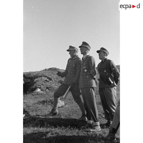 Josef Terboven discute avec un groupe d'officiers dont un général (Generalmajor) un commandant (Major) et un SS-Standartenführer provenant du SS-Oberabschnitt Nordsee.