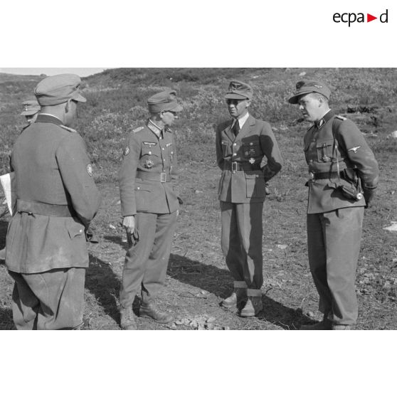 Josef Terboven discute avec un groupe d'officiers dont un général (Generalmajor) un commandant (Major) et un SS-Standartenführer provenant du SS-Oberabschnitt Nordsee.