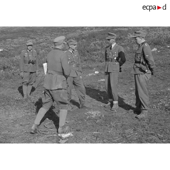 Josef Terboven discute avec un groupe d'officiers dont un général (Generalmajor) un commandant (Major) et un SS-Standartenführer provenant du SS-Oberabschnitt Nordsee.