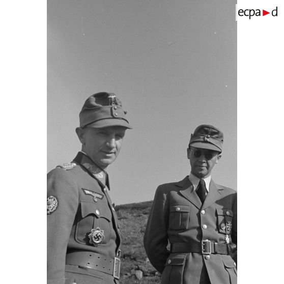 Josef Terboven discute avec un groupe d'officiers dont un général (Generalmajor) un commandant (Major) et un SS-Standartenführer provenant du SS-Oberabschnitt Nordsee.