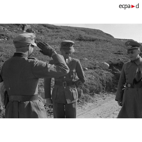 Josef Terboven discute avec un groupe d'officiers dont un général (Generalmajor) un commandant (Major) et un SS-Standartenführer provenant du SS-Oberabschnitt Nordsee.