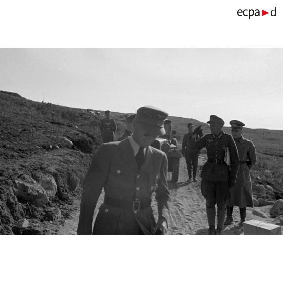 Josef Terboven discute avec un groupe d'officiers dont un général (Generalmajor) un commandant (Major) et un SS-Standartenführer provenant du SS-Oberabschnitt Nordsee.